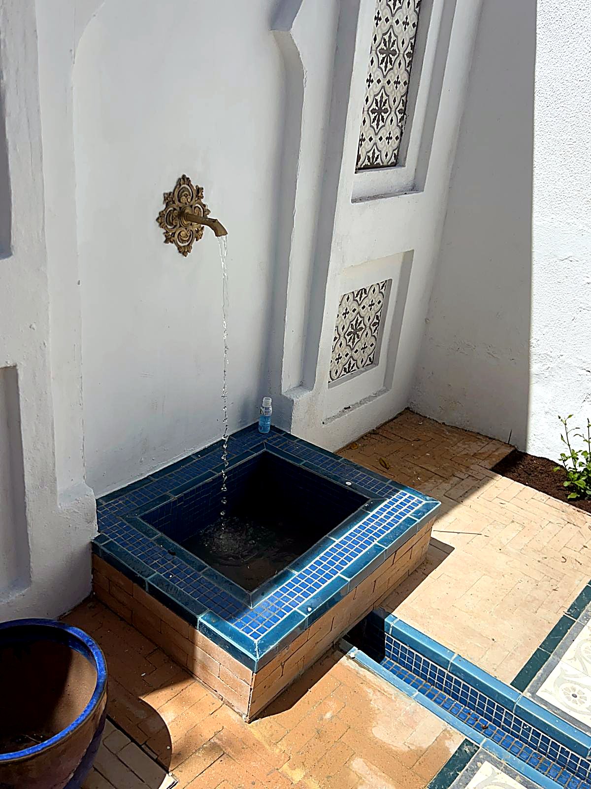 Detalhe de lago em azulejo
