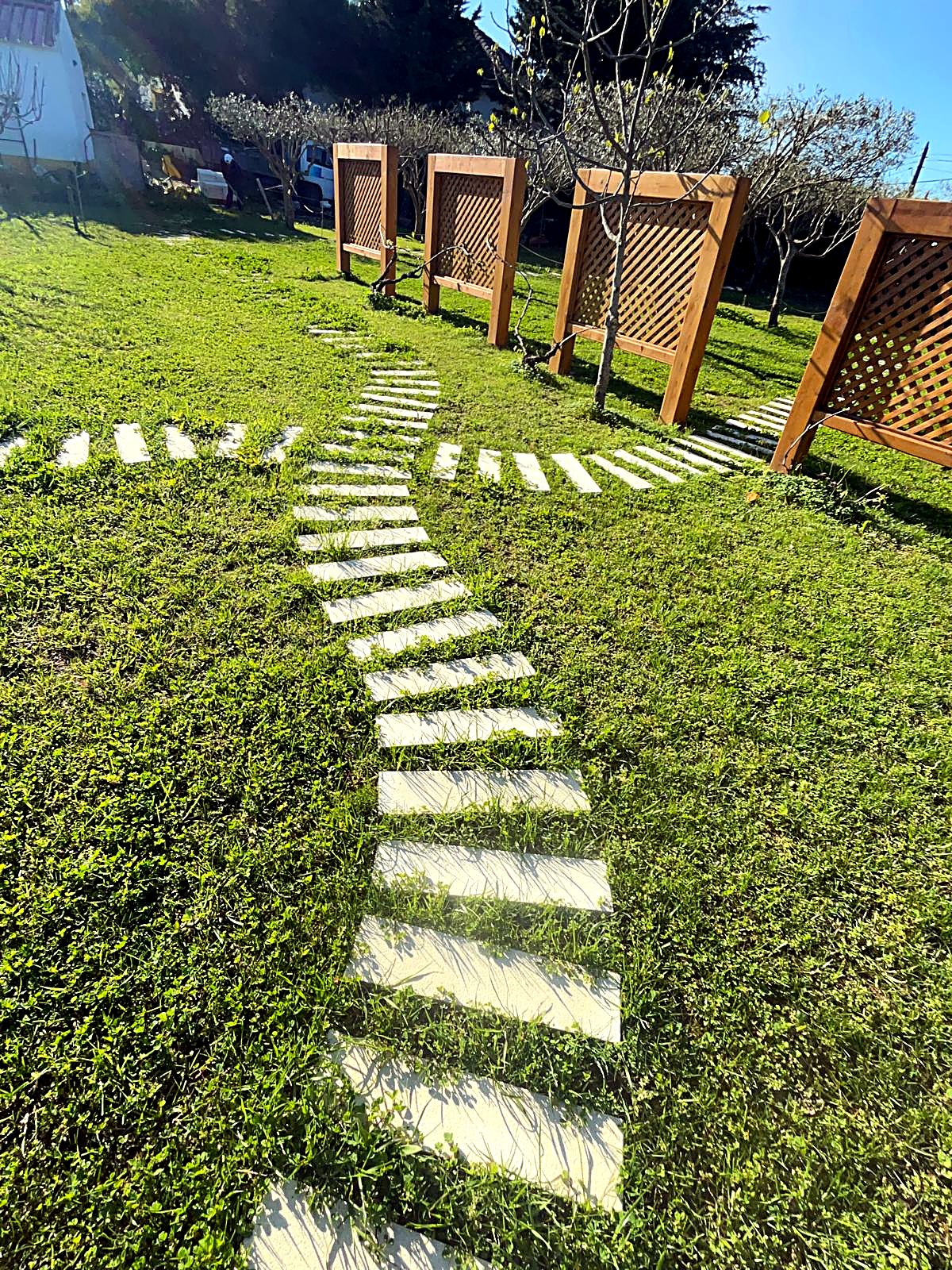 Jardim com caminho em pedra